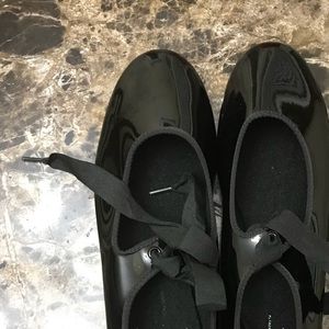 Tap dancing shoes size 9.new